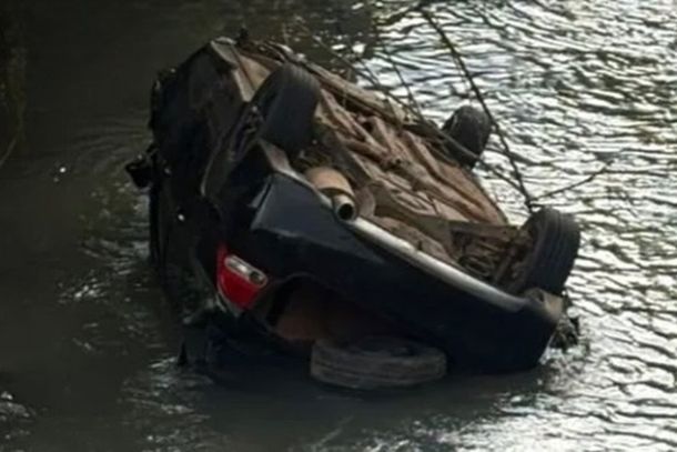 Carro capota e cai em ribeirão; homem fica ferido