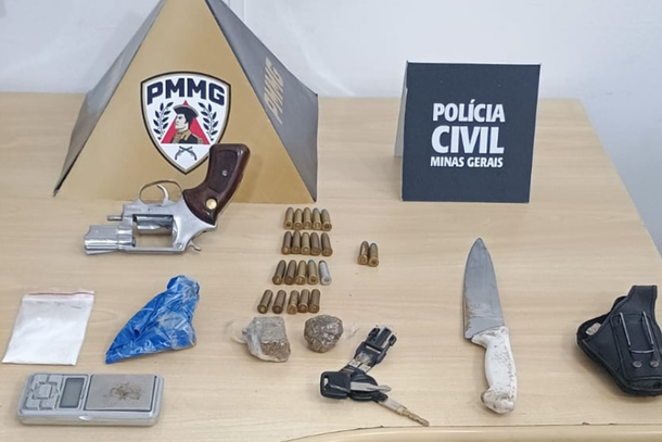 Operação apreende arma e drogas em Poços