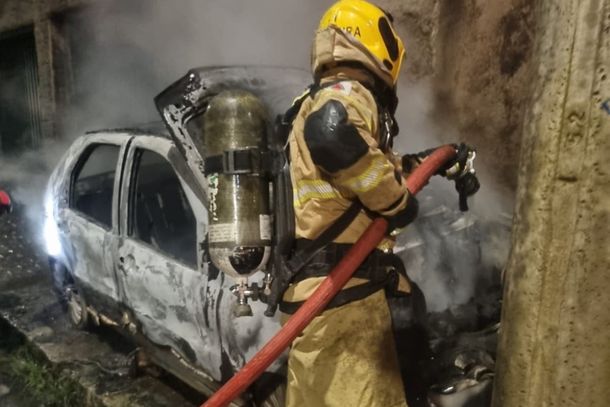 Carro é destruído por incêndio em Poços de Caldas