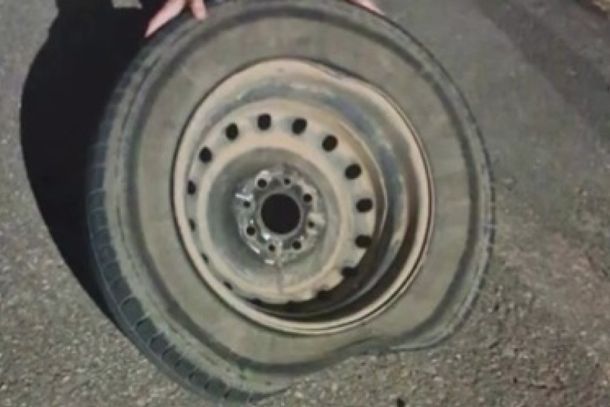 Roda foi amassada em buraco no bairro Alto da Serra