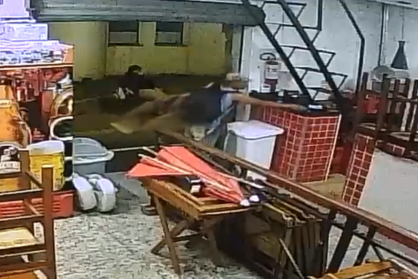 Momento em que o homem pega o aparelho