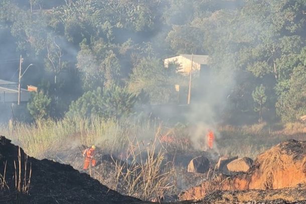 Inc&ecirc;ndio aconteceu em uma &aacute;rea no Jardim Alfa