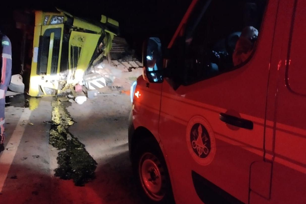 Um caminh&atilde;o Volvo ficou tombado em uma curva