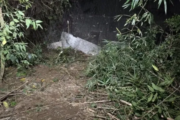 Corpo estava ca&iacute;do entre um barranco e o telhado da casa