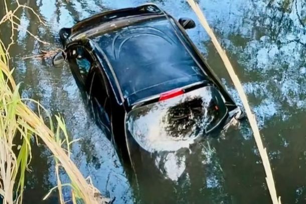 Motorista ficou levemente ferido ap&oacute;s tentar retirar objetos do ve&iacute;culo