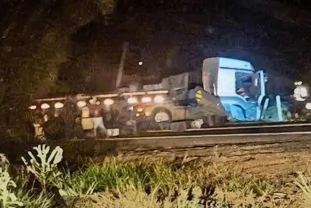 Ve&iacute;culo ficou atravessado na rodovia, fechando os dois sentidos