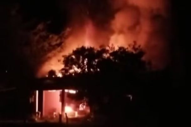 Fogo atingiu im&oacute;vel da fam&iacute;lia e destruiu a casa em Caldas