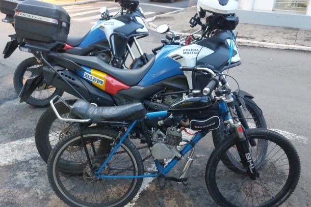 Ve&iacute;culo era conduzido por um menor de idade sem capacete
