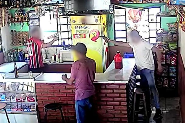 Homem foi preso por porte ilegal de arma de fogo de uso permitido