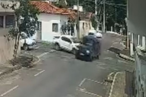 Ningu&eacute;m se feriu na colis&atilde;o entre os dois ve&iacute;culos