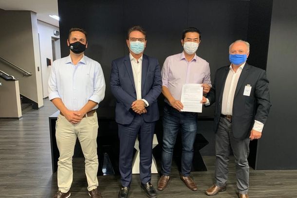 Da esquerda para direita Bruno Leal secret&aacute;rio Turismo Atibaia, Vin&iacute;cius Lummertz, Emil Ono prefeito eleito ATIBAIA, Carlos Prado.