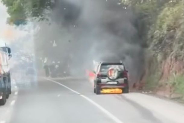 Carro pega fogo e deixa tr&acirc;nsito lento na Fern&atilde;o Dias, em Atibaia