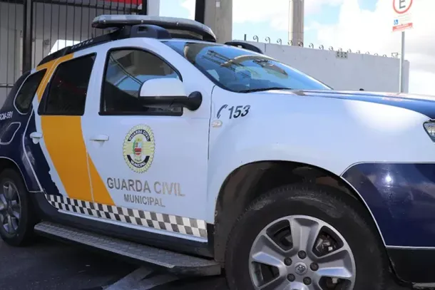 Homem &eacute; flagrado cavando buraco para furtar fios em avenida de Atibaia