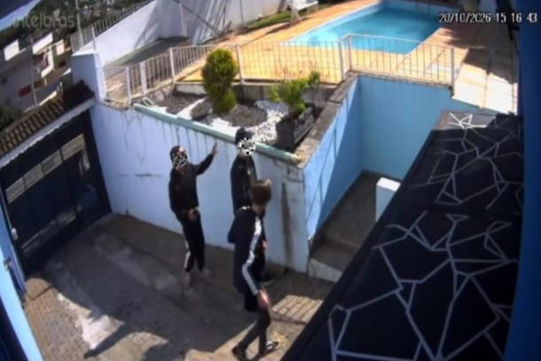 Casa &eacute; invadida &agrave; luz do dia em Atibaia; suspeitos tentaram entrar em outros im&oacute;veis