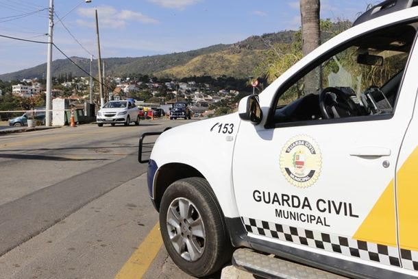 GCM apreende drogas em Atibaia e captura homem procurado pela Justi&ccedil;a