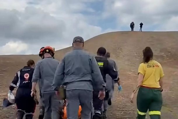 Helic&oacute;ptero &Aacute;guia 21 transporta idosa ferida na Pedra Grande, em Atibaia