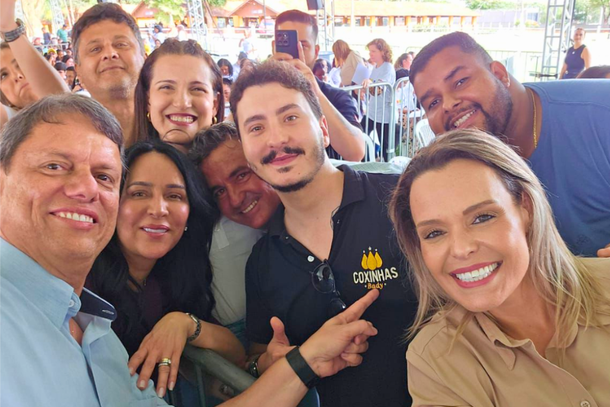 Selfie registrada pelo governador Tarc&iacute;sio de Freitas durante evento em S&atilde;o Jos&eacute; do Rio Preto.