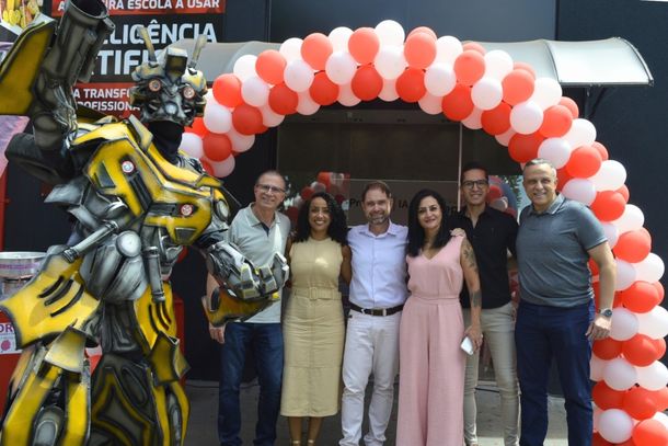 S&oacute;cios da unidade acompanhados de lideran&ccedil;as da franqueadora