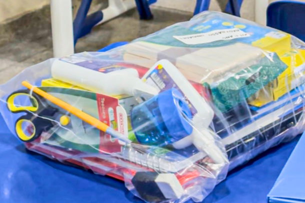 Kit escolar distribu&iacute;do pela Prefeitura de Bady Bassitt inclui cadernos, l&aacute;pis, cola, tesoura e outros materiais