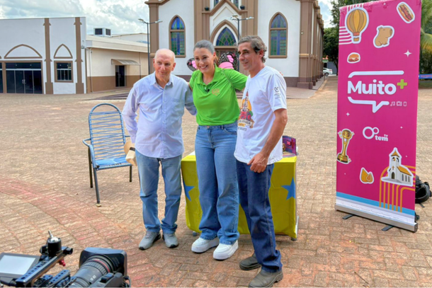 A apresentadora Pri Tanganelli conversa com o morador C&aacute;ssio e seu pai