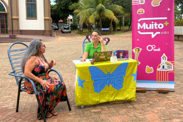 Pri Tanganelli se diverte com as hist&oacute;rias da moradora Cida