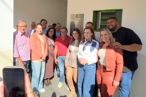A deputada Analice Fernandes e pol&iacute;ticos locais na inaugura&ccedil;&atilde;o de salas de aula