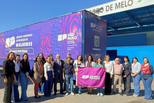 Unidade m&oacute;vel realiza atendimentos na Pra&ccedil;a do Junin&atilde;o