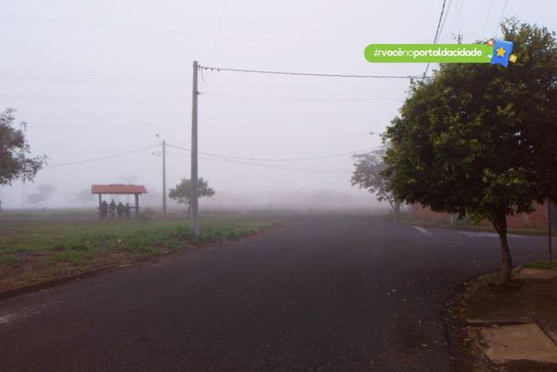 Neblina encobriu parte do Jardim das Palmeiras 3 na manh&atilde; desta quarta-feira (17), reduzindo a visibilidade nas vias do bairro