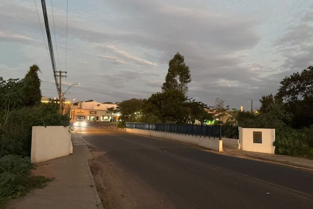 Ponte sobre o c&oacute;rrego Borboleta &eacute; a principal via de acesso aos bairros (Foto: Eduardo F&aacute;lico/Portal da Cidade)