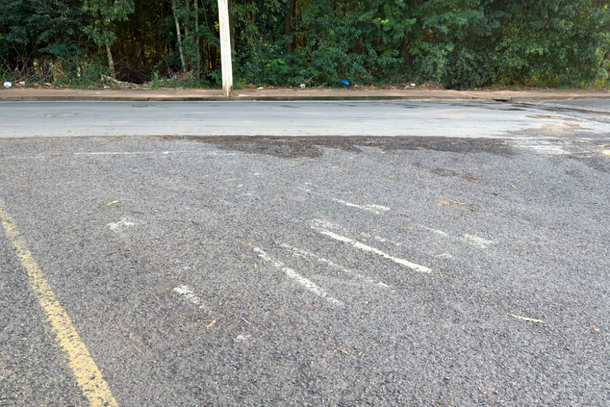 Rua da cidade com a sinaliza&ccedil;&atilde;o apagada