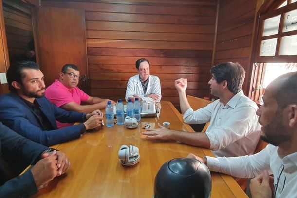 Reunidos na dire&ccedil;&atilde;o do Hospital Ibiapaba CEBAMS: o secret&aacute;rio municipal de sa&uacute;de, Gustavo Ferreira, o prefeito de Barbacena, Carlos Du, o prefeito de Ant&ocirc;nio Carlos, Marcelo Ribeiro ( representando os prefeitos ma macrorregi&atilde;o), o diretor t&eacute;cnico do hospital, Dr. Ant&ocirc;nio Jos&eacute; Fonseca de Paula, o secret&aacute;rio de Estado de Sa&uacute;de, F&aacute;bio Bacheretti e o Superintendente Regional de Sa&uacute;de, Renato Soares.