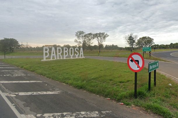 O terreno est&aacute; localizado na via de acesso que liga a cidade &agrave; rodovia Assis Chateaubriand (SP-425).