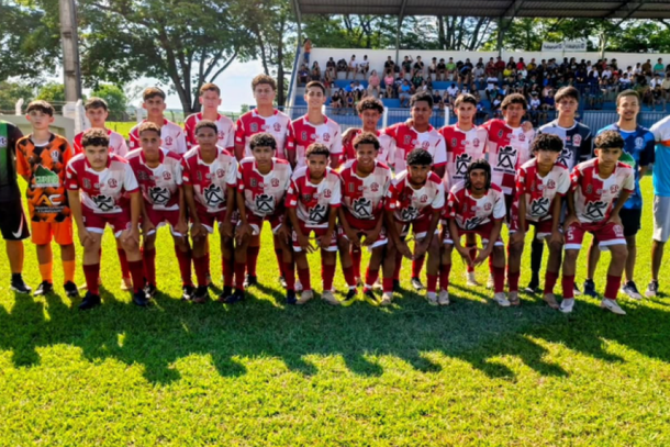 A equipe de Futebol Sub-16 de Barbosa sagrou-se campe&atilde; do Campeonato Regional Ol&eacute; Sports Infantojuvenil 2025.