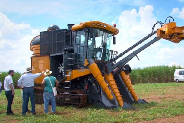 Colhedora automotriz de cana-de-a&ccedil;&uacute;car