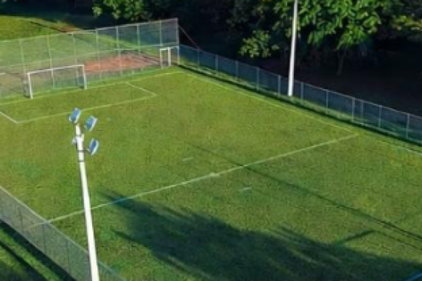 Novo mini-campo &eacute; entregue &agrave; popula&ccedil;&atilde;o com proposta de incentivar esporte, conviv&ecirc;ncia e atividades comunit&aacute;rias.