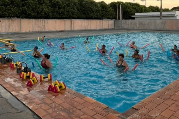 Atividade busca incentivar sa&uacute;de, bem-estar e conviv&ecirc;ncia por meio de exerc&iacute;cios aqu&aacute;ticos voltados &agrave; popula&ccedil;&atilde;o.
