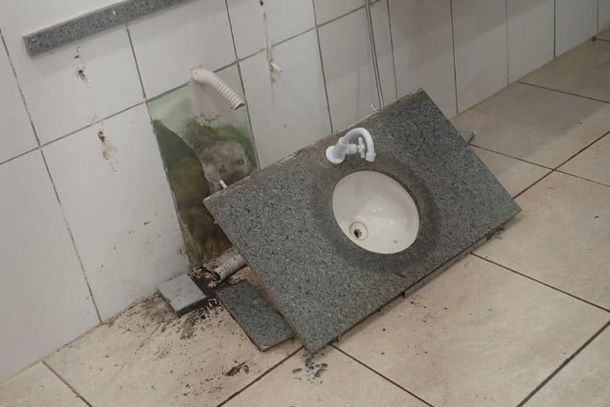 Depreda&ccedil;&atilde;o de banheiro p&uacute;blico