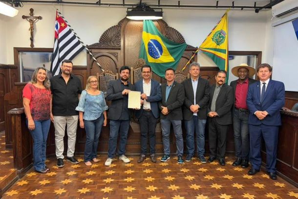 Presidente Markinho Souza (MDB) entrega Mo&ccedil;&atilde;o de Aplauso a cineasta bauruense Alex Viegas