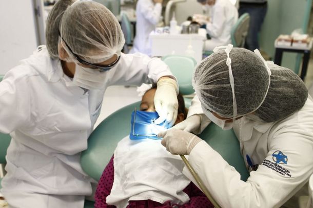 Pesquisa desenvolvida na FOB-USP demonstra que saliva artificial &agrave; base de CaneCPI-5 ajuda a formar &ldquo;escudo&rdquo; protetor no esmalte e reduzir atividade bacteriana em dentes de pacientes com c&acirc;ncer de cabe&ccedil;a e pesco&ccedil;o
