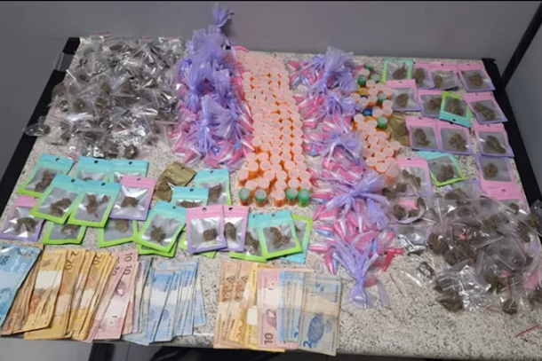 Suspeitos foram abordados em carro com dinheiro e entorpecentes e ficaram presos em flagrante