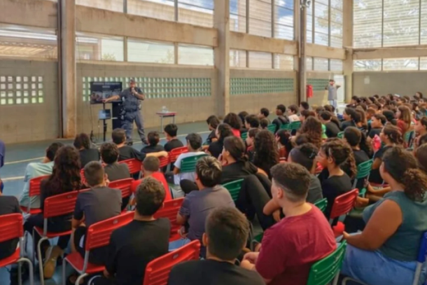 Encontro foi realizado na EE Prof&ordf; Val&eacute;ria Eliane Minguili com estudantes do fundamental e m&eacute;dio