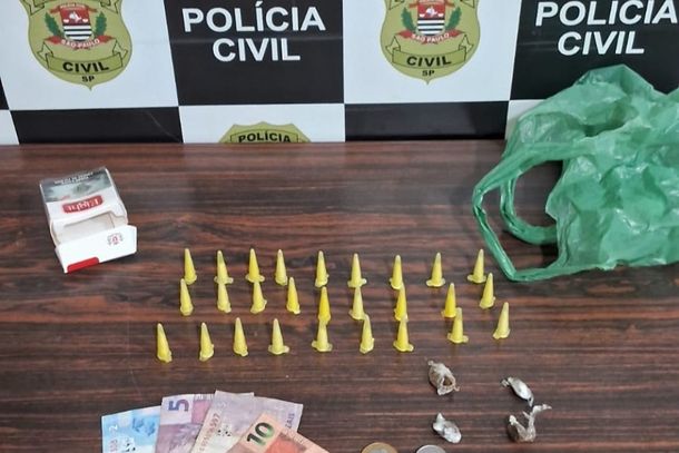 Entorpecentes estavam escondidos em uma &aacute;rvore; 