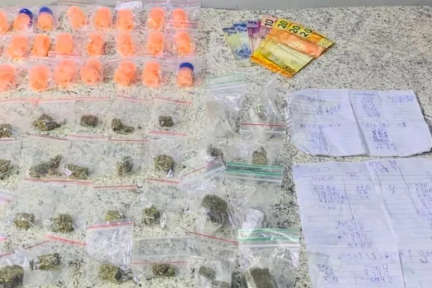 A&ccedil;&atilde;o da Pol&iacute;cia Militar apreendeu por&ccedil;&otilde;es de &ldquo;dry&rdquo;, maconha, dinheiro e registros da contabilidade criminosa