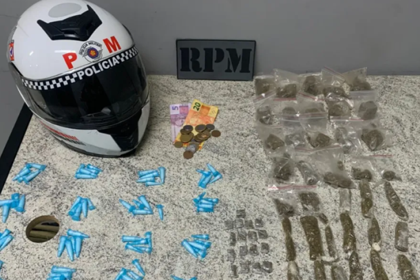 Equipe de motocicletas da PM localizou entorpecentes e confirmou mandado de pris&atilde;o em aberto