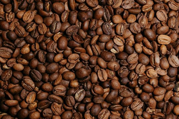 Close-up de gr&atilde;os de caf&eacute; torrados ao fundo  Mais informa&ccedil;&otilde;es  Compartilhar