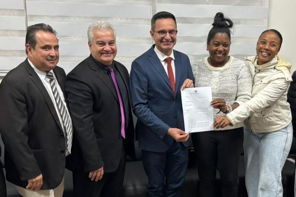 O presidente Markinho Souza e os vereadores Beto M&oacute;veis e Pastor Bira receberam o documento dos representantes do CMCM