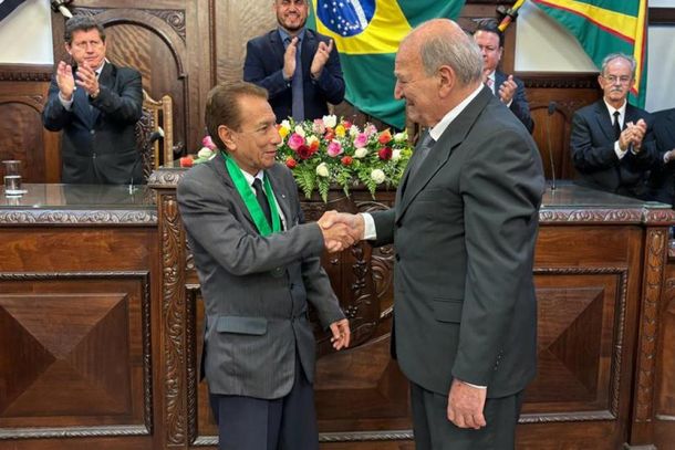 A C&acirc;mara Municipal de Bauru entregou, nesta quinta-feira (28/05), a Medalha &ldquo;Sebasti&atilde;o Paiva&rdquo; ao Dr. Domivil Manoel Firmino dos Santos, em Sess&atilde;o Solene marcada por homenagens emocionadas, lembran&ccedil;as familiares e reconhecimento &agrave; trajet&oacute;ria dedicada ao servi&ccedil;o ao pr&oacute;ximo.  A honraria, concedida a partir do Decreto Legislativo 2.422/2025 partiu da iniciativa do vereador Jos&eacute; Roberto Segalla (Uni&atilde;o Brasil), que se emocionou ao destacar a hist&oacute;ria de solidariedade constru&iacute;da por Domivil ao longo da vida, especialmente por meio da atua&ccedil;&atilde;o na Creche Maria Ribeiro.  Tamb&eacute;m prestigiaram a Sess&atilde;o Solene os vereadores Junior Lokadora (Podemos), Man&eacute; Losila (MDB) e M&aacute;rcio Teixeira (PL), al&eacute;m do ex-vereador e ex-deputado estadual Raul Gon&ccedil;alves Paula.   Uma vida dedicada ao pr&oacute;ximo  A cerim&ocirc;nia contou com a exibi&ccedil;&atilde;o de um v&iacute;deo com depoimentos de familiares e amigos, que relembraram a dedica&ccedil;&atilde;o do homenageado &agrave;s pessoas mais necessitadas, a atua&ccedil;&atilde;o volunt&aacute;ria junto &agrave; comunidade e o esp&iacute;rito de fraternidade que marcou sua trajet&oacute;ria.  Em seu pronunciamento, Segalla afirmou que receber uma medalha com o nome de Sebasti&atilde;o Paiva simboliza um dos maiores reconhecimentos destinados a pessoas que fazem da solidariedade um prop&oacute;sito de vida.  A medalha &eacute; concedida pelo Poder Legislativo a pessoas que residam em Bauru h&aacute; pelo menos 30 anos e tenham 90 anos ou mais, mas tamb&eacute;m pode ser entregue a moradores entre 80 e 89 anos cuja atua&ccedil;&atilde;o seja considerada de alto grau de relev&acirc;ncia para o progresso da cidade e de seus cidad&atilde;os &ndash; que &eacute; o caso de Domivil.  Ao citar refer&ecirc;ncias humanit&aacute;rias como o pr&oacute;prio Sebasti&atilde;o Paiva, Chico Xavier e Madre Teresa de Calcut&aacute;, Segalla destacou que muitas dessas figuras dedicaram integralmente suas vidas &agrave; miss&atilde;o de servir ao pr&oacute;ximo. Na sequ&ecirc;ncia, ponderou que a trajet&oacute;ria de Domivil ganha contornos ainda mais admir&aacute;veis por ter sido constru&iacute;da paralelamente &agrave; forma&ccedil;&atilde;o de uma fam&iacute;lia, ao trabalho e &agrave;s responsabilidades da vida cotidiana.  O vereador relembrou a trajet&oacute;ria constru&iacute;da ao lado da esposa, Marlene, dos filhos, genros, noras e netos, al&eacute;m da passagem do homenageado pelo futebol em uma gera&ccedil;&atilde;o considerada uma das mais fortes da regi&atilde;o noroeste paulista.  Para Segalla, por&eacute;m, uma das marcas mais expressivas de Domivil est&aacute; no trabalho di&aacute;rio em prol da Creche Maria Ribeiro e das quase 200 crian&ccedil;as atendidas pela institui&ccedil;&atilde;o.  &ldquo;Voc&ecirc; se dedica &agrave; assist&ecirc;ncia social de corpo e alma, com carinho, abra&ccedil;o, calor humano e palavra amiga&rdquo;, afirmou.   Caminhada coletiva  Emocionado, Domivil agradeceu a homenagem e destacou que nenhuma trajet&oacute;ria &eacute; constru&iacute;da individualmente. O homenageado atribuiu a caminhada &agrave; fam&iacute;lia, aos amigos, volunt&aacute;rios e &agrave; ma&ccedil;onaria, institui&ccedil;&atilde;o que, segundo ele, sempre esteve ao seu lado com o prop&oacute;sito de servir &agrave; comunidade.  &ldquo;Quando fazemos algo para o pr&oacute;ximo, &eacute; porque vemos o pr&oacute;ximo como a n&oacute;s mesmos&rdquo;, declarou.  Ao encerrar a solenidade, afirmou que, apesar das conquistas acumuladas ao longo da vida, sua miss&atilde;o de solidariedade continua.   Ma&ccedil;onaria  A solenidade reuniu representantes de diversas lojas ma&ccedil;&ocirc;nicas e entidades ligadas &agrave; ma&ccedil;onaria, segmento com forte presen&ccedil;a na trajet&oacute;ria do homenageado. O senhor Francisco Antonio Ramos de Oliveira representou o Gr&atilde;o Mestre Geral do Grande Oriente do Brasil. Tamb&eacute;m participaram representantes da Loja Ma&ccedil;&ocirc;nica Arquitetos de Ormuzd; Loja Ma&ccedil;&ocirc;nica Primeiro de Agosto; Loja Ma&ccedil;&ocirc;nica Cavaleiro de York; Loja Ma&ccedil;&ocirc;nica Templ&aacute;rios do Millenium; Loja Ma&ccedil;&ocirc;nica Ant&ocirc;nio Franciso Lisboa &ldquo;O Aleijadinho&rdquo;; Loja Ma&ccedil;&ocirc;nica Guardi&otilde;es da Luz; Loja Ma&ccedil;&ocirc;nica Noroeste do Brasil; Loja Ma&ccedil;&ocirc;nica Obreiros da Fraternidade; Loja Ma&ccedil;&ocirc;nica Fraternidade e Const&acirc;ncia; Loja Ma&ccedil;&ocirc;nica Fraternidade Acad&ecirc;mica &ldquo;O Aleijadinho&rdquo;; Loja Ma&ccedil;&ocirc;nica Luz do Para&iacute;so; Loja Ma&ccedil;&ocirc;nica Roosevelt; Loja Ma&ccedil;&ocirc;nica Deus, P&aacute;tria e Fam&iacute;lia; Loja Ma&ccedil;&ocirc;nica de Piratininga; al&eacute;m da honor&aacute;vel Rainha Betel 25 &ndash; Bauru, Julia Novaes Martins.  Mais sobre o homenageado  Domivil Manoel Firmino dos Santos nasceu no patrim&ocirc;nio do Quilombo, munic&iacute;pio de lacanga.  O in&iacute;cio da juventude foi em Guarant&atilde;, onde viveu uma inf&acirc;ncia feliz, jogando bolinha de gude, peteca e futebol. Ali&aacute;s, foi por meio do esporte que ele se sagrou jogador do Guarant&atilde; Futebol Clube. Tamb&eacute;m jogou no misto do Noroeste, no tempo de Leal, Norinal, Jos&eacute; Carlos, Batista e Toninho Guerreiro.  Na cidade de Bauru, Domivil reside desde 1962. Na vida profissional, teve a grata satisfa&ccedil;&atilde;o de compartilhar conhecimentos e experi&ecirc;ncias nas empresas Avalone Junior Im&oacute;veis e Martins Machado Importa&ccedil;&atilde;o e Com&eacute;rcio, dos saudosos Ant&ocirc;nio Martins, Jo&atilde;o Machado e Ant&ocirc;nio Carlos Martins.  Formou-se em Direito em 1968 pela Institui&ccedil;&atilde;o Toledo de Ensino e, de l&aacute; pra c&aacute;, sempre exerceu a advocacia com paix&atilde;o, determina&ccedil;&atilde;o e &eacute;tica. Atualmente, tem um escrit&oacute;rio na quadra 4 da Rua Rio Branco.  Bauru tamb&eacute;m foi o local que Domivil escolheu para ser o seu lar e constituir fam&iacute;lia ao lado da esposa Marlene Dittrich Santos. Desse lindo amor, vieram os filhos: Monica Alexandra Dittrich Santos, Ricardo Dittrich Santos e Fabiane Dittrich Santos Bastazini. Posteriormente, vieram os genros e nora: Robson Andr&eacute; Mendes Bragaia, lvander Bastazini Jr. e Ana Claudia Greg&oacute;rio Gabriel Vieira.  A fam&iacute;lia n&atilde;o parou por a&iacute;. A chegada dos netos &eacute; a confirma&ccedil;&atilde;o da felicidade plena em fam&iacute;lia. S&atilde;o eles: Francisco Pedro Dittrich dos Santos, Pedro Dittrich Santos Bastazini, Lucca Dittrich Santos Bastazini, Heitor Dami&atilde;o Greg&oacute;rio Dittrich, B&aacute;rbara Greg&oacute;rio Dittrich e Gustavo Levi Greg&oacute;rio Dillrich.  Em novembro de 1971, ingressou na Loja Ma&ccedil;&ocirc;nica Noroeste do Brasil Ava&iacute;, dirigida pelo saudoso Alfio Sampieri, em sess&atilde;o realizada em Bauru, no Templo da Centen&aacute;ria Loja Ma&ccedil;&ocirc;nica Arquitetos de Ormuzd.  Na d&eacute;cada de 1990, foi membro da tradicional Loja Ma&ccedil;&ocirc;nica 1&deg; de Agosto - hoje dirigida pelo irm&atilde;o Aparecido Valentim Lurconvite. L&aacute;, permaneceu por um bom tempo.  Em 2008, no cargo de presidente da Loja Ma&ccedil;&ocirc;nica Fraternidade Acad&ecirc;mica "O Aleijadinho", promoveu debates eleitorais com candidatos de Bauru. No mesmo ano, foi criada a "Festa do Espetinho" - hoje famosa e tradicional na cidade.  Em sua gest&atilde;o e por dois anos seguintes, carreou 16 novos componentes em seu quadro de obreiros. Vale destacar tamb&eacute;m a sua atua&ccedil;&atilde;o por oito anos no GOB-SP (Grande Oriente do Brasil de S&atilde;o Paulo) como deputado estadual junto ao Poder Legislativo - PAEL, pela Loja Ma&ccedil;&ocirc;nica Ant&ocirc;nio Francisco Lisboa "O Aleijadinho", na presid&ecirc;ncia do irm&atilde;o Ant&ocirc;nio Carlos Arthuso.  Em 2011, a Loja Ma&ccedil;&ocirc;nica Fraternidade Acad&ecirc;mica "O Aleijadinho" lhe concedeu o t&iacute;tulo de Ma&ccedil;om Em&eacute;rito, pelas m&atilde;os do presidente Irm&atilde;o Jamil Ros Sabbag. Em 2022, em Ato n.&ordm; 34.611 do Grande Oriente do Brasil e com Registro no Poder Central n.&ordm; 1.647, lhe foi outorgada a Ins&iacute;gnia da Ordem do M&eacute;rito D. Pedro 11, pelos relevantes servi&ccedil;os prestados por 50 anos &agrave; Ma&ccedil;onaria, P&aacute;tria e Fraternidade Universal.  Atualmente, Domivil &eacute; membro ativo da Loja Ant&ocirc;nio Francisco Lisboa "O Aleijadinho" e da Loja Ma&ccedil;&ocirc;nica Fraternidade Acad&ecirc;mica "O Aleijadinho", onde foi um de seus fundadores.  O voluntariado &eacute; algo enraizado em seu cora&ccedil;&atilde;o. Sua contribui&ccedil;&atilde;o na &aacute;rea social &eacute; imensur&aacute;vel. J&aacute; exerceu as mais variadas fun&ccedil;&otilde;es em muitas entidades bauruenses como a Vila Vicentina, a Casa da Crian&ccedil;a Paiva, a Creche Ovelhinhas de Cristo e a Apiece.  Desde 1979, tamb&eacute;m &eacute; dirigente volunt&aacute;rio da Creche Maria Ribeiro, situada na Vila Falc&atilde;o, dando exemplo de gest&atilde;o e solidariedade. S&atilde;o 46 anos dedicados &agrave; educa&ccedil;&atilde;o e ao amor ao pr&oacute;ximo na unidade que est&aacute; situada &agrave; rua Bernardino de Campos, n.&ordm; 2-28, na Vila Souto. Atualmente, 190 crian&ccedil;as s&atilde;o atendidas por uma equipe comprometida e de excel&ecirc;ncia.  Tendo como pano de fundo a Creche Maria Ribeiro, promoveu aux&iacute;lio fraterno em diversas a&ccedil;&otilde;es: em 2018, em homenagem ao Dia do Ma&ccedil;om, liderou a Campanha "Sabor Crian&ccedil;a" com a doa&ccedil;&atilde;o de 3.000 litros de leite &agrave;s entidades sociais. A iniciativa contou com a participa&ccedil;&atilde;o de 17 Lojas Ma&ccedil;&ocirc;nicas de Bauru, Ava&iacute; e Piratininga. Em 2020 e 2021, per&iacute;odos pand&ecirc;micos, um novo projeto foi colocado em pr&aacute;tica: "P&atilde;o Caseiro, Alimento Doado". Foram mais de 16.000 p&atilde;es entregues &agrave;s fam&iacute;lias em situa&ccedil;&atilde;o de vulnerabilidade social da nossa cidade, atendidas pelos seguintes movimentos fraternais: Casa da Sopa, Esquadr&atilde;o do Bem, Projeto Galp&atilde;o, Projeto Jr. Pela Caridade, entre outros.  Isso tudo s&oacute; foi poss&iacute;vel gra&ccedil;as &agrave; doa&ccedil;&atilde;o dos produtos e equipamentos do setor panaderil pelas Lojas Ma&ccedil;&ocirc;nicas e grupos de volunt&aacute;rios e, especialmente, pela dedica&ccedil;&atilde;o das 21 valorosas e incans&aacute;veis servidoras da Creche Maria Ribeiro, denominadas de "fadas padeiras".  Em 2021, 6.500 quilos de farinha de trigo e 1.100 quilos de macarr&atilde;o tamb&eacute;m foram destinados &agrave; comunidade carente, por meio de uma doa&ccedil;&atilde;o &agrave; Creche Maria Ribeiro promovida pela Divis&atilde;o Especializada de Investiga&ccedil;&otilde;es Criminais (DEIC) de Bauru, representada pela Dra. Luciana Claro Rodrigues, ap&oacute;s indica&ccedil;&atilde;o da bauruense Maria In&ecirc;s Faneca. Uma prova de que a rede de solidariedade &eacute; not&aacute;vel no munic&iacute;pio.