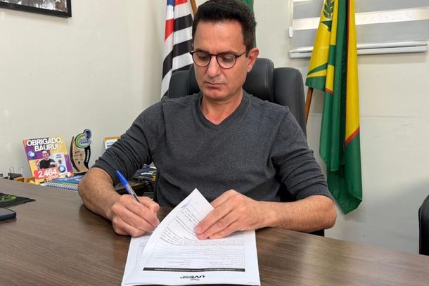 Presidente da C&acirc;mara de Bauru assina termo de filia&ccedil;&atilde;o do Poder Legislativo &agrave; UVESP 