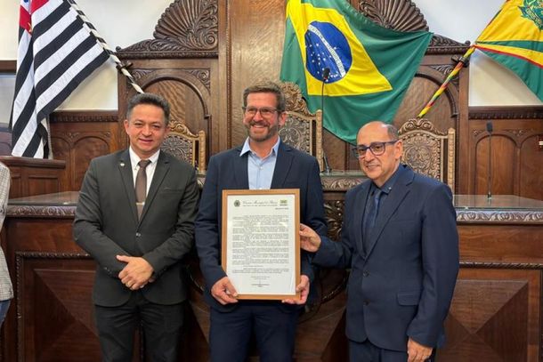 Guy Retz Godoy dos Santos, fundador da Ecosys, recebendo a mo&ccedil;&atilde;o