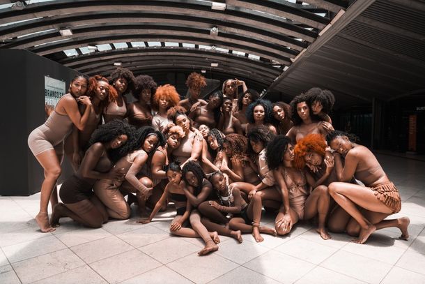 A produ&ccedil;&atilde;o executiva &eacute; de Aline Ferreira Constantino, produ&ccedil;&atilde;o art&iacute;stica de Alvanice Silva Pereira e dire&ccedil;&atilde;o e coreografia de Mayara Cristina Rosa